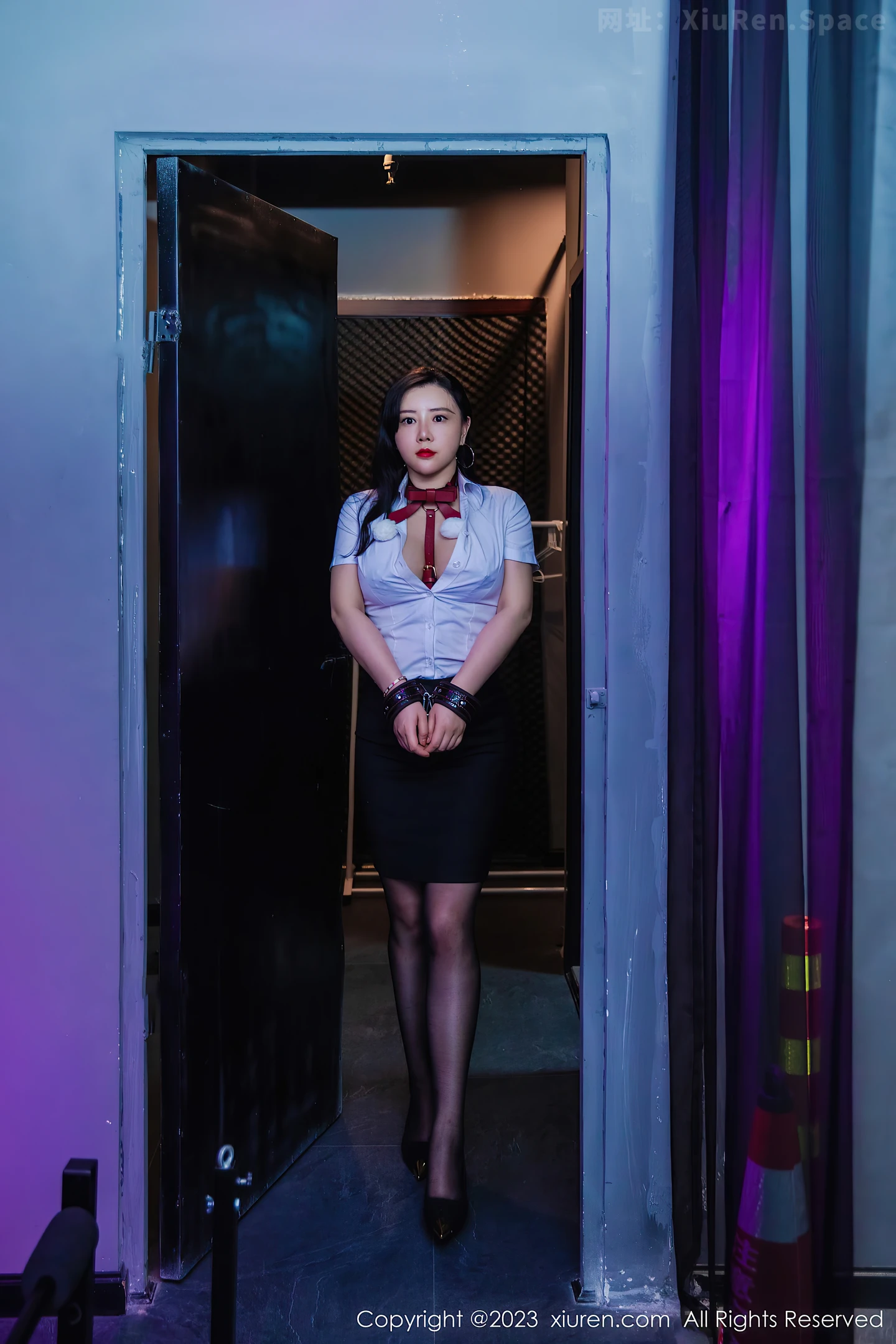 图片[4]-[XiuRen秀人网]VOL.7267 模特王婉悠Queen性感白T配黑短裙露红色情趣服饰惹火诱惑写真72P-秀人网官方网站